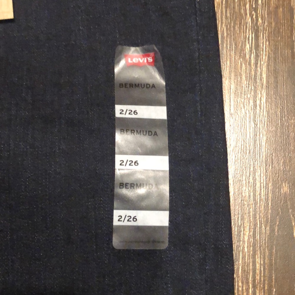NWT Levi’s Bermuda Women’s Shorts Size 26 - Picture 2 of 5